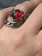 Anello regolabile in oro rosa su bronzo con opallina, diaspro rosso e cisarite cambia colore