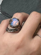 Anello regolabile in oro rosa su bronzo con opallina, diaspro rosso e cisarite cambia colore