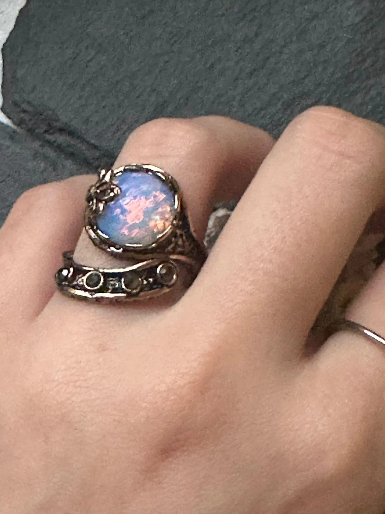Anello regolabile in oro rosa su bronzo con opallina, diaspro rosso e cisarite cambia colore