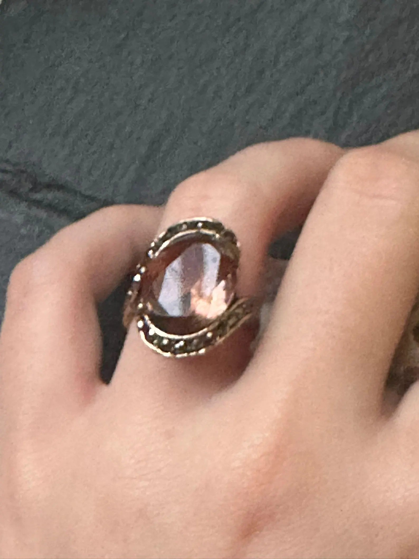 Anello regolabile in oro rosa su bronzo con opallina, diaspro rosso e cisarite cambia colore