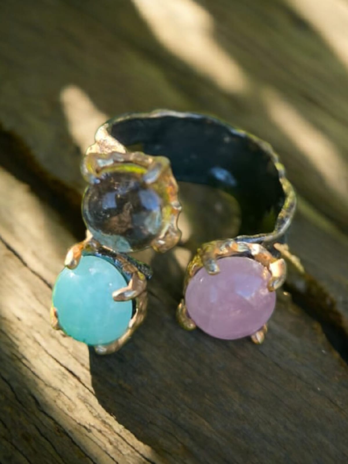 “Anello con quarzo rosa ambra e azzurrite cabochon”