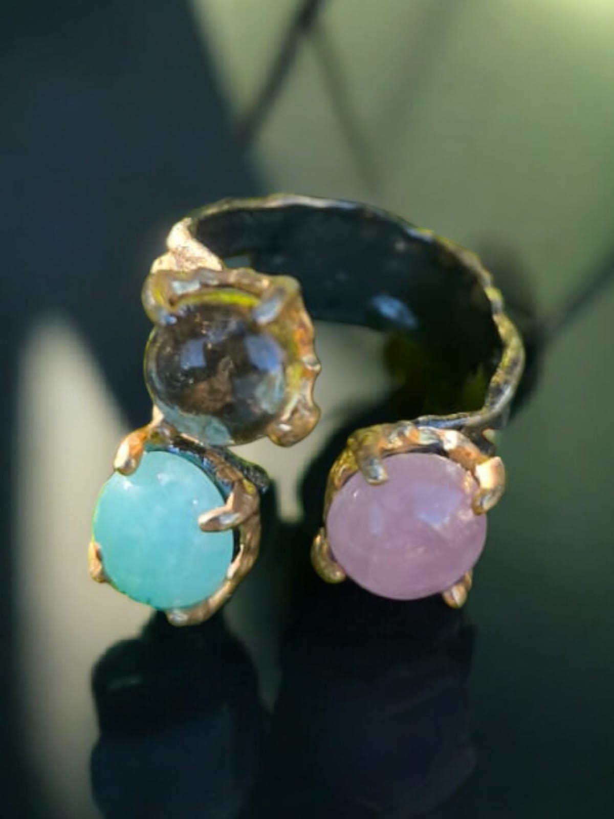“Anello con quarzo rosa ambra e azzurrite cabochon”