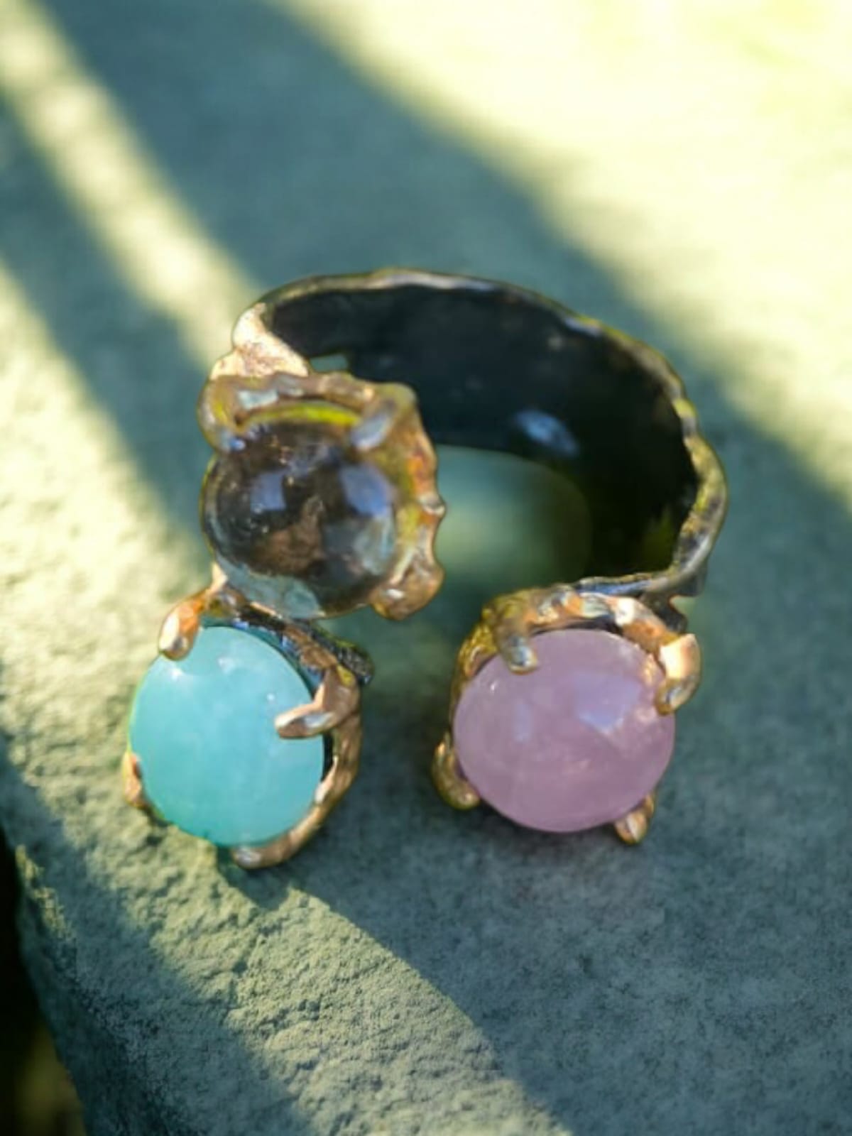 “Anello con quarzo rosa ambra e azzurrite cabochon”