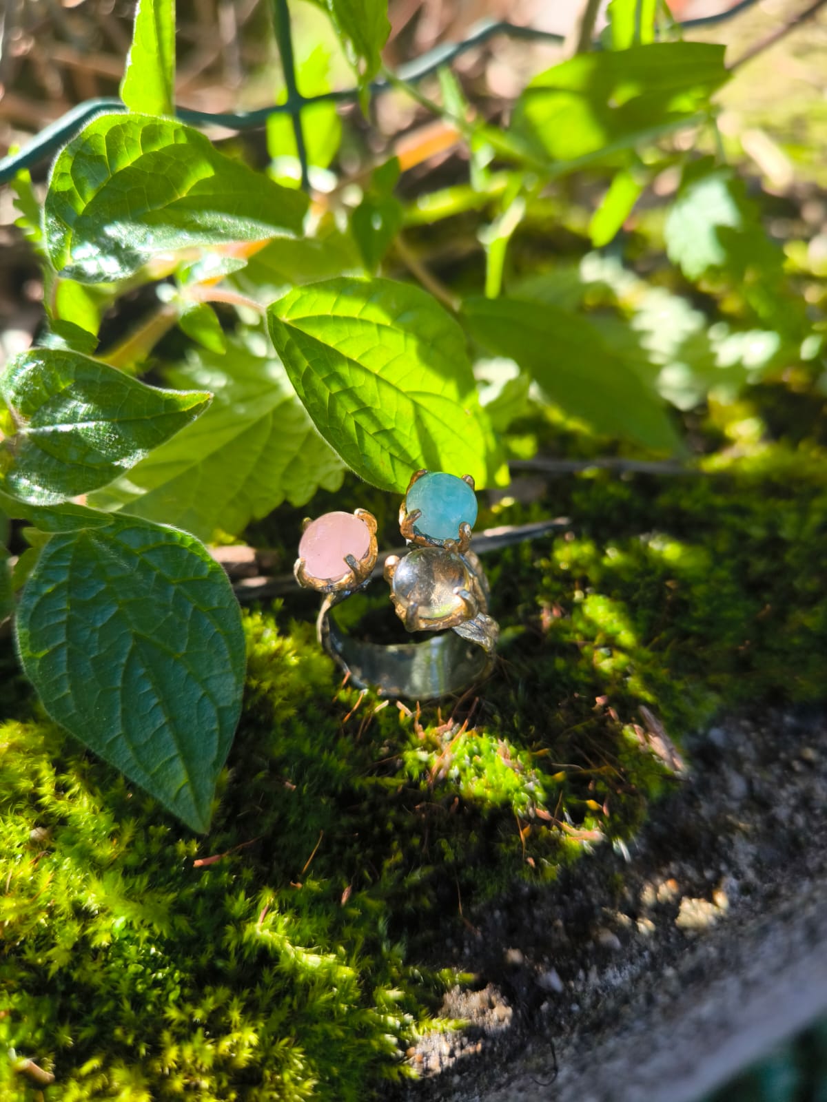 “Anello con quarzo rosa ambra e azzurrite cabochon”