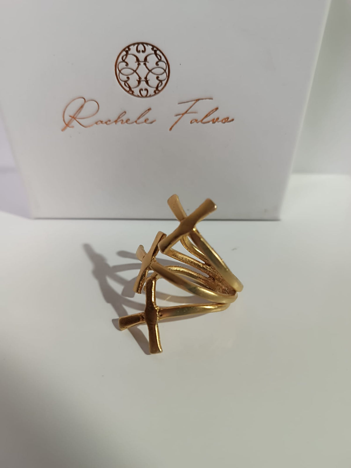 Anello scultoreo a fascia in bronzo dorato con motivo a croci regolabile