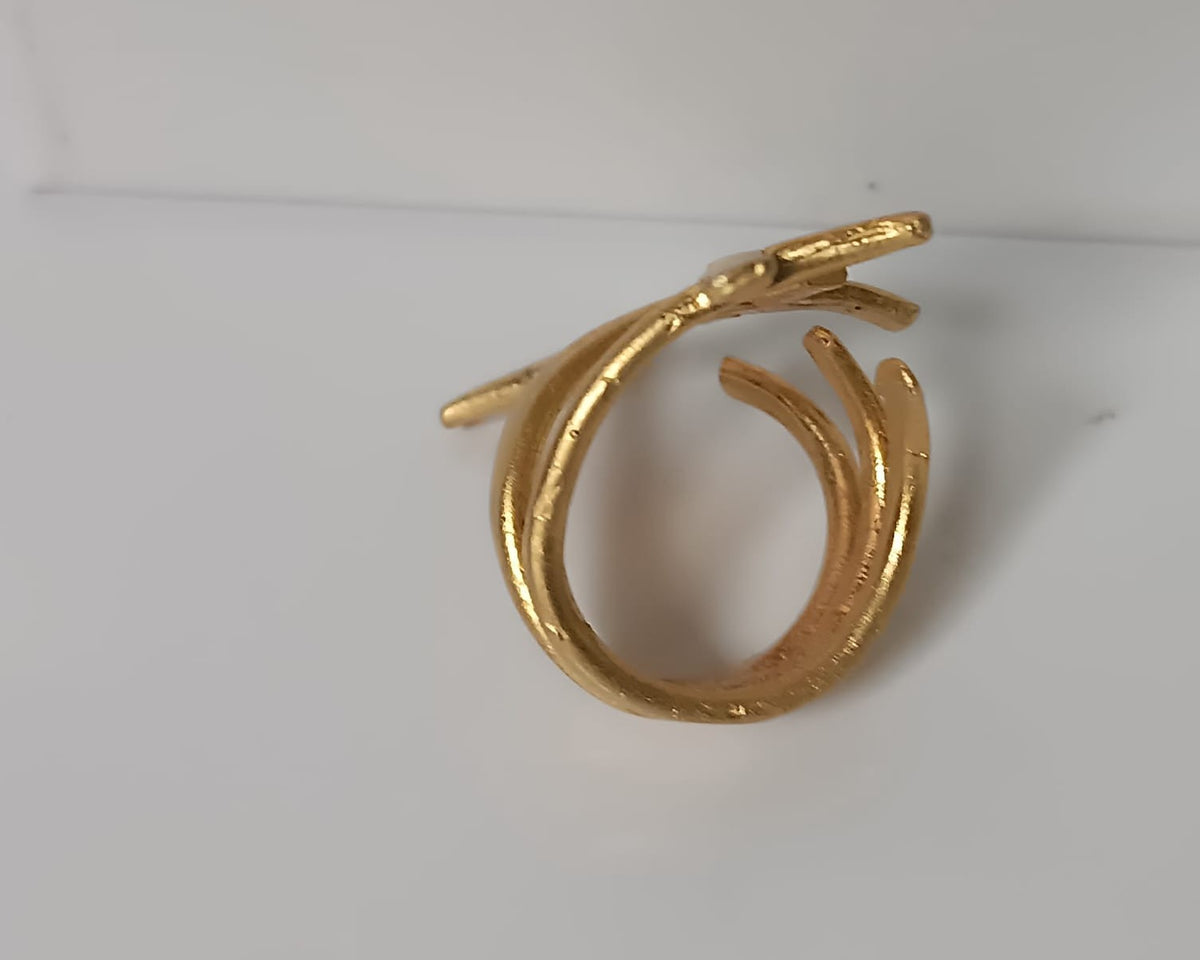 Anello scultoreo a fascia in bronzo dorato con motivo a croci regolabile