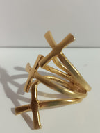 Anello scultoreo a fascia in bronzo dorato con motivo a croci regolabile