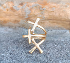 Anello scultoreo a fascia in bronzo dorato con motivo a croci regolabile