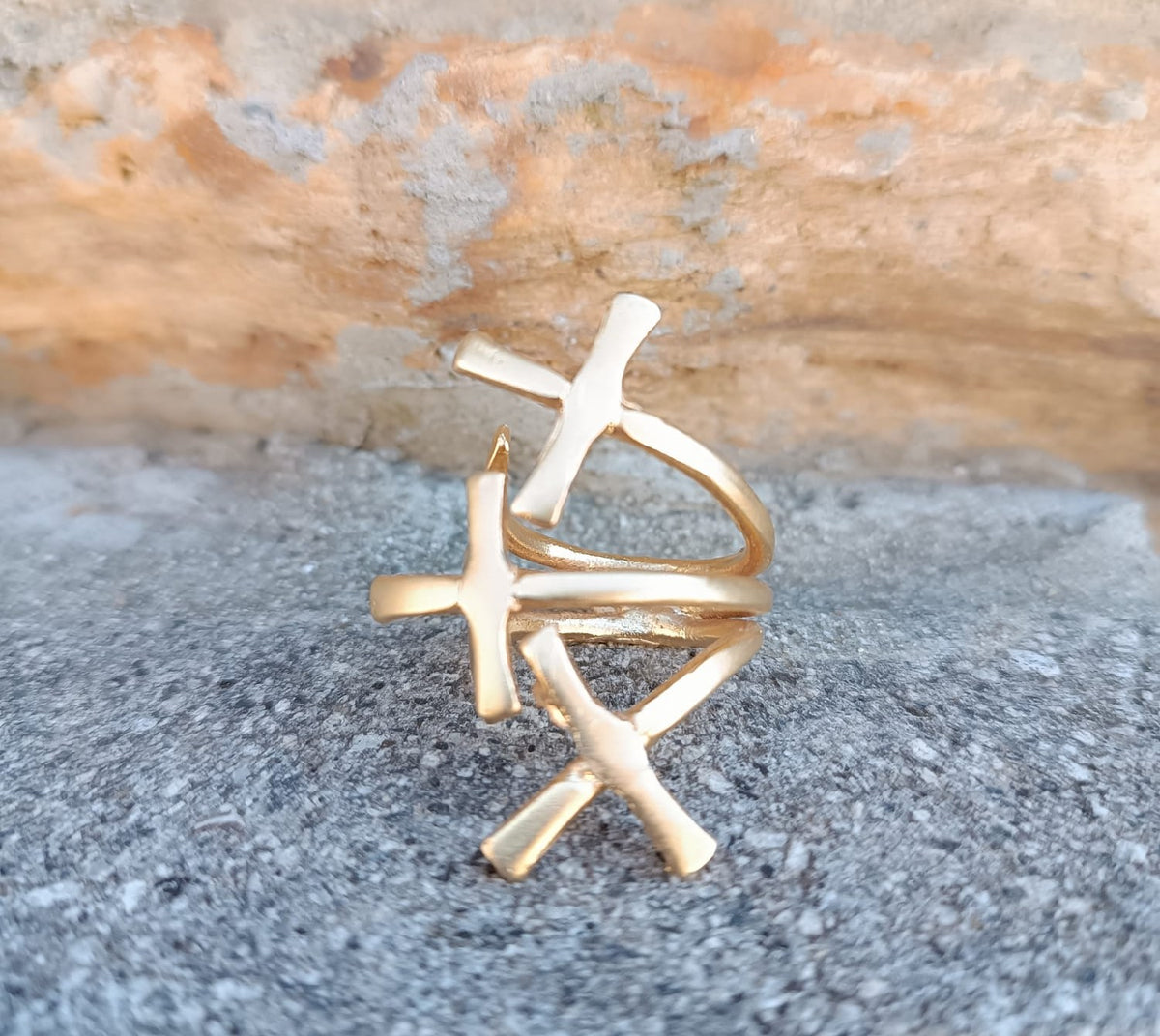Anello scultoreo a fascia in bronzo dorato con motivo a croci regolabile