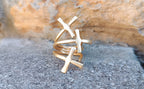 Anello scultoreo a fascia in bronzo dorato con motivo a croci regolabile