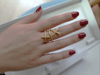 Anello scultoreo a fascia in bronzo dorato con motivo a croci regolabile