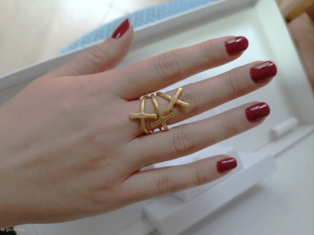 Anello scultoreo a fascia in bronzo dorato con motivo a croci regolabile