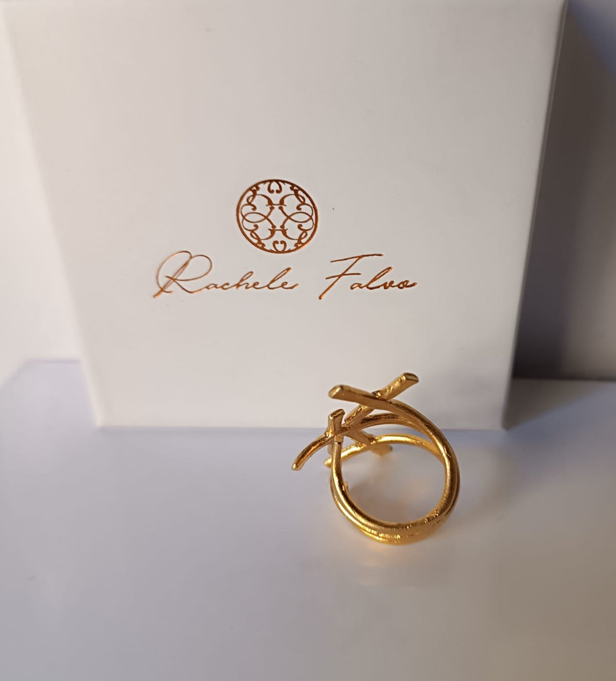 Anello scultoreo a fascia in bronzo dorato con motivo a croci regolabile