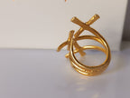 Anello scultoreo a fascia in bronzo dorato con motivo a croci regolabile