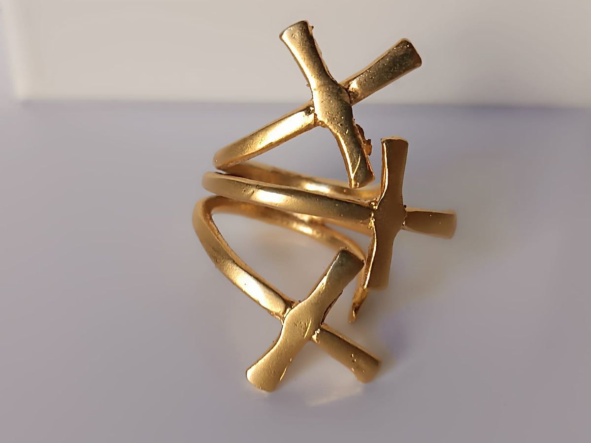 Anello scultoreo a fascia in bronzo dorato con motivo a croci regolabile
