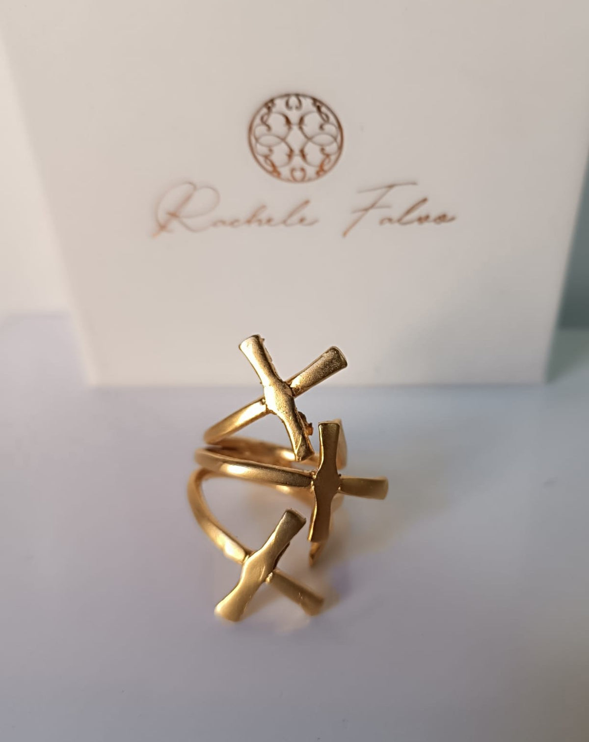 Anello scultoreo a fascia in bronzo dorato con motivo a croci regolabile
