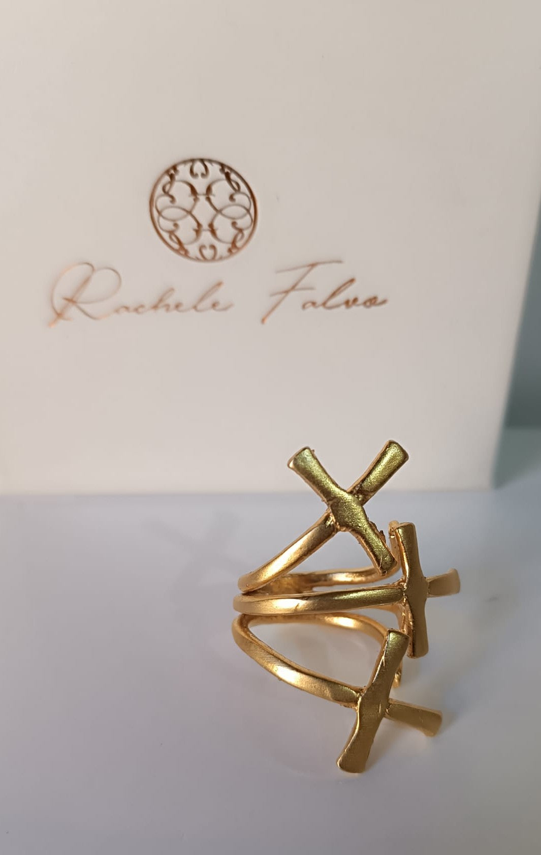 Anello scultoreo a fascia in bronzo dorato con motivo a croci regolabile