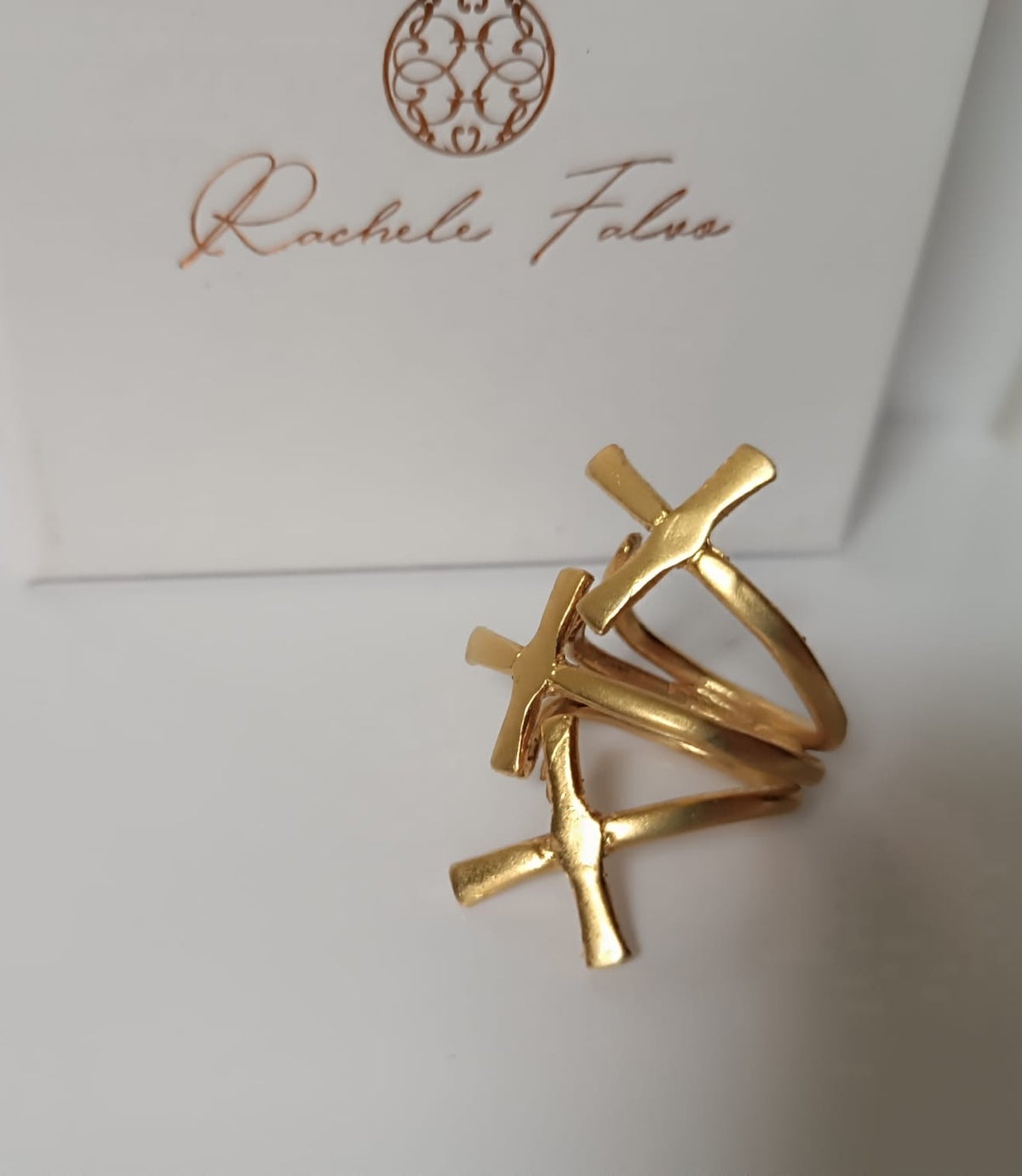 Anello scultoreo a fascia in bronzo dorato con motivo a croci regolabile
