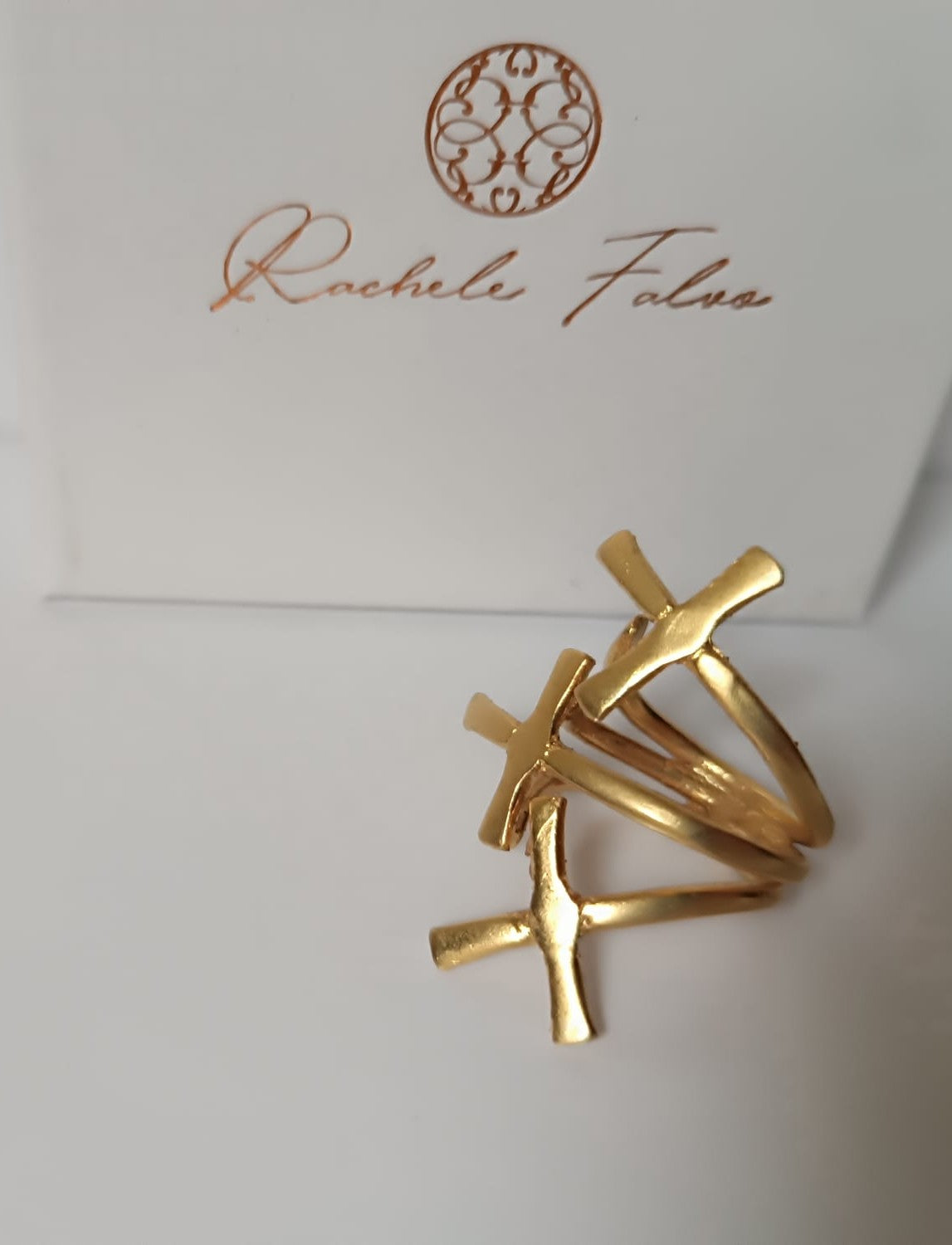 Anello scultoreo a fascia in bronzo dorato con motivo a croci regolabile