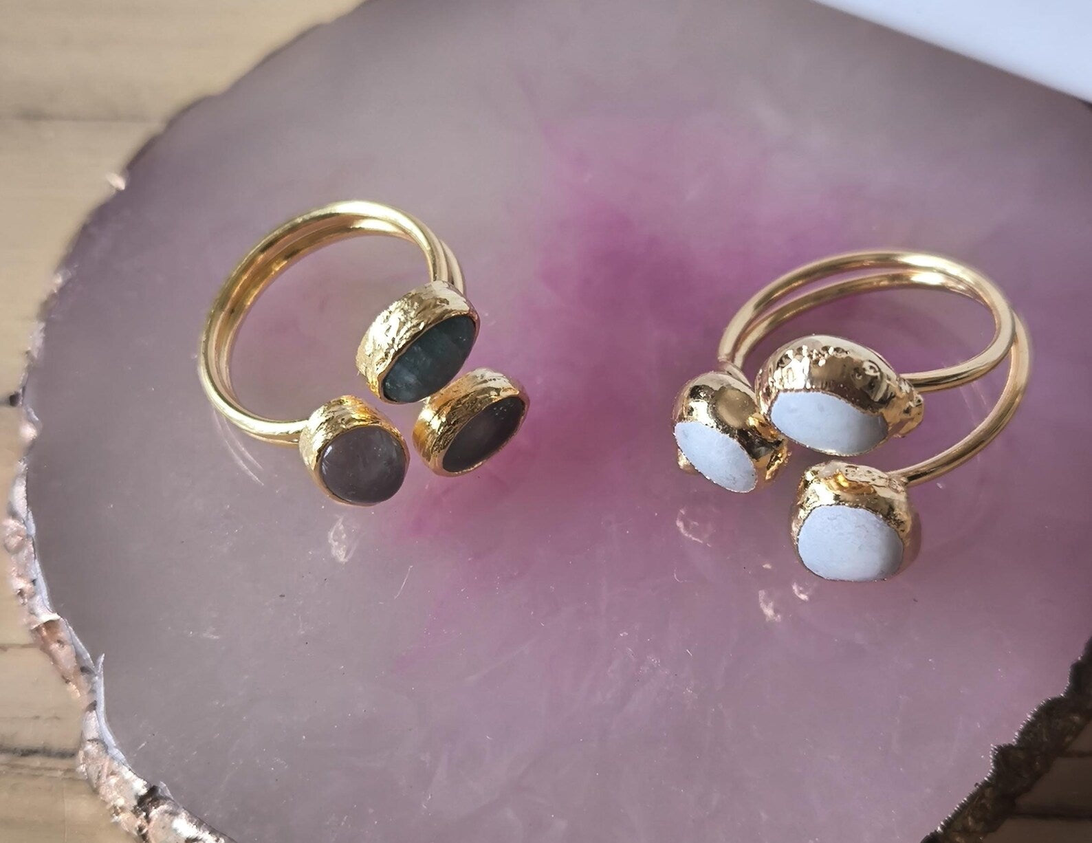 Anello regolabile oro su bronzo con perla bianca o tormaline naturali