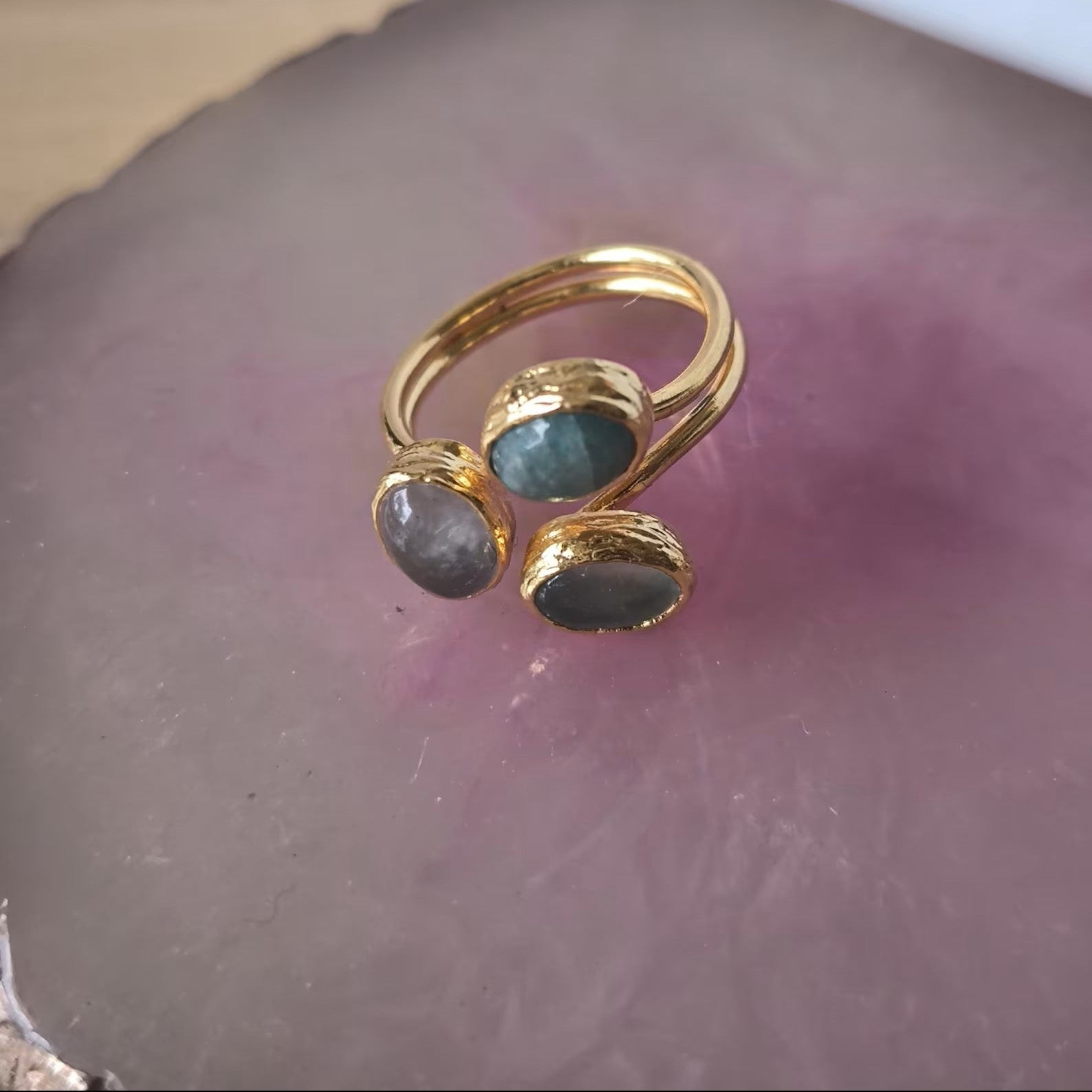 Anello regolabile oro su bronzo con perla bianca o tormaline naturali