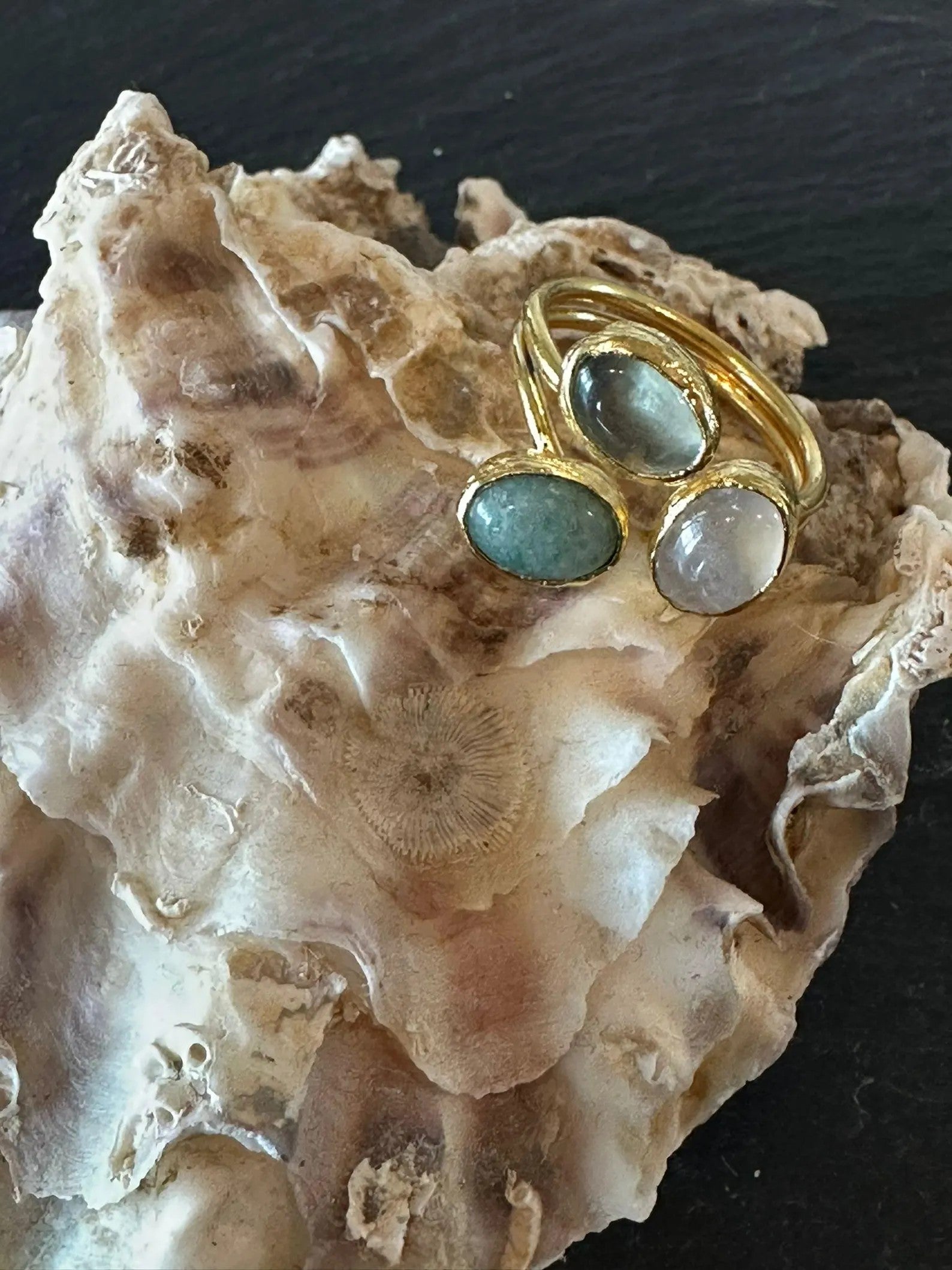 Anello regolabile oro su bronzo con perla bianca o tormaline naturali