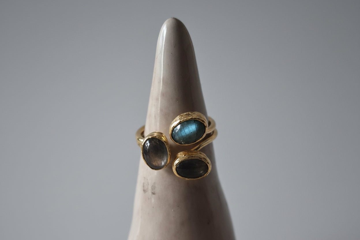 Anello regolabile oro su bronzo con perla bianca o tormaline naturali