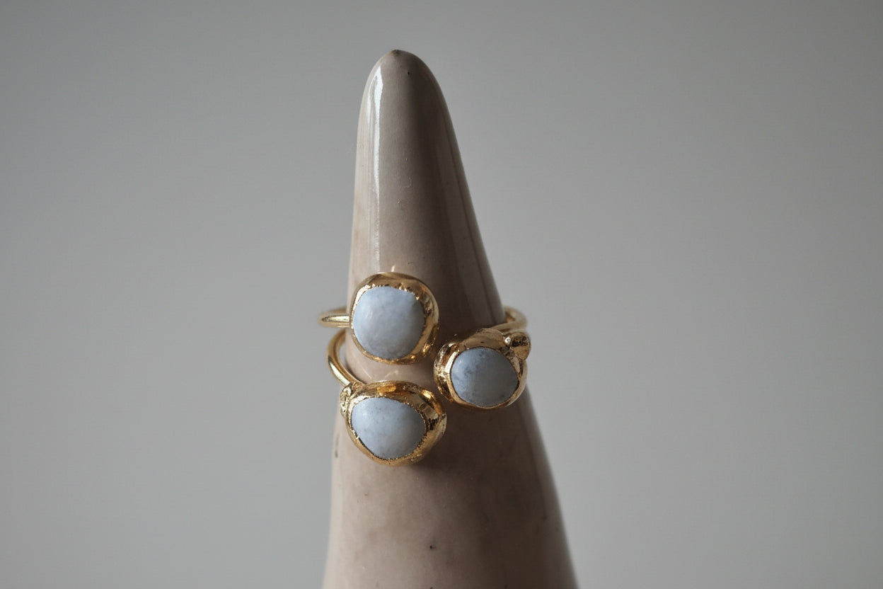 Anello regolabile oro su bronzo con perla bianca o tormaline naturali