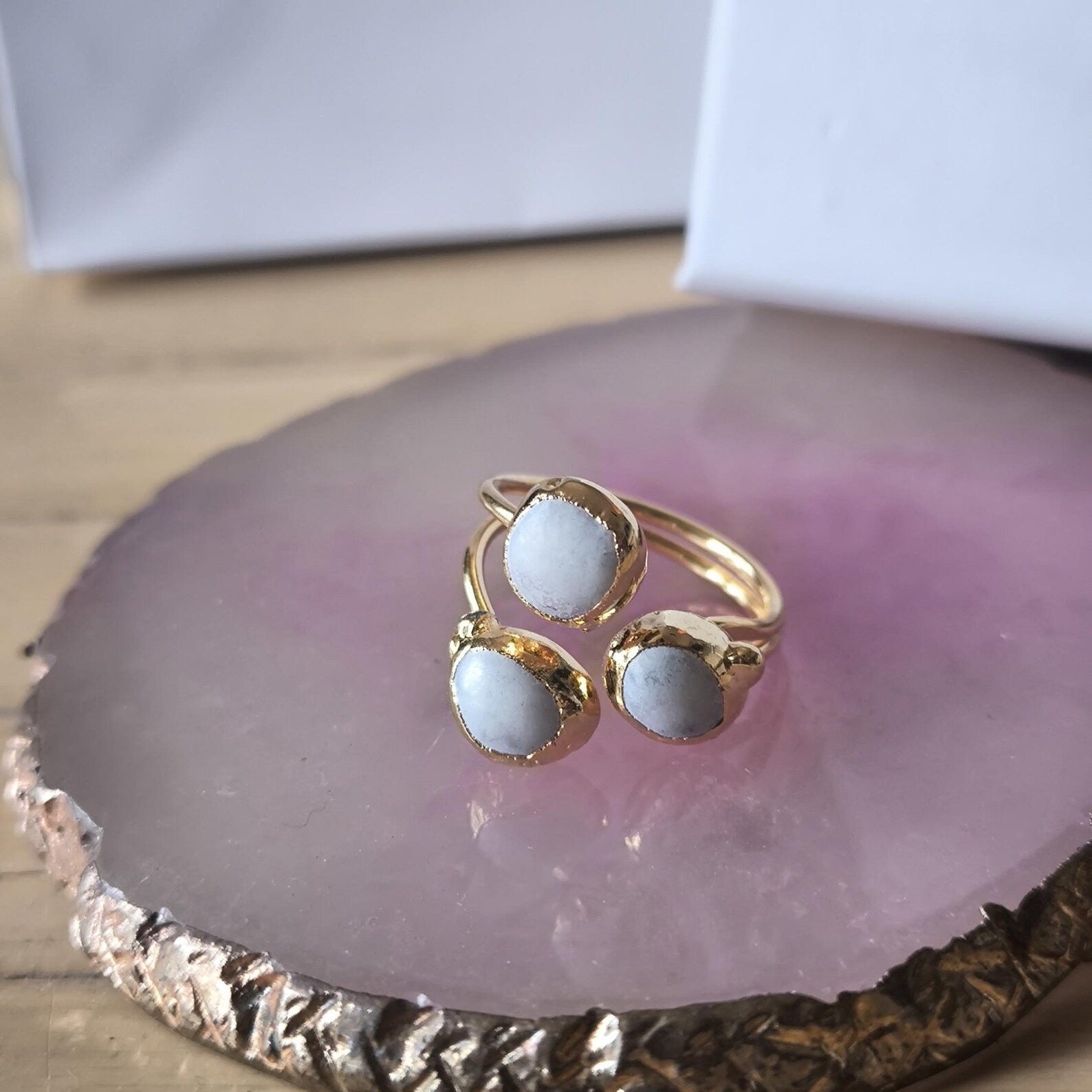 Anello regolabile oro su bronzo con perla bianca o tormaline naturali