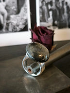 Anello scultoreo in argento e resina artistica con labradorite naturale tonda dai riflessi blu fatto a mano