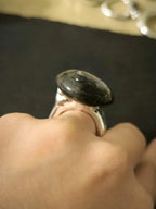 Anello scultoreo in argento e resina artistica con labradorite naturale tonda dai riflessi blu fatto a mano