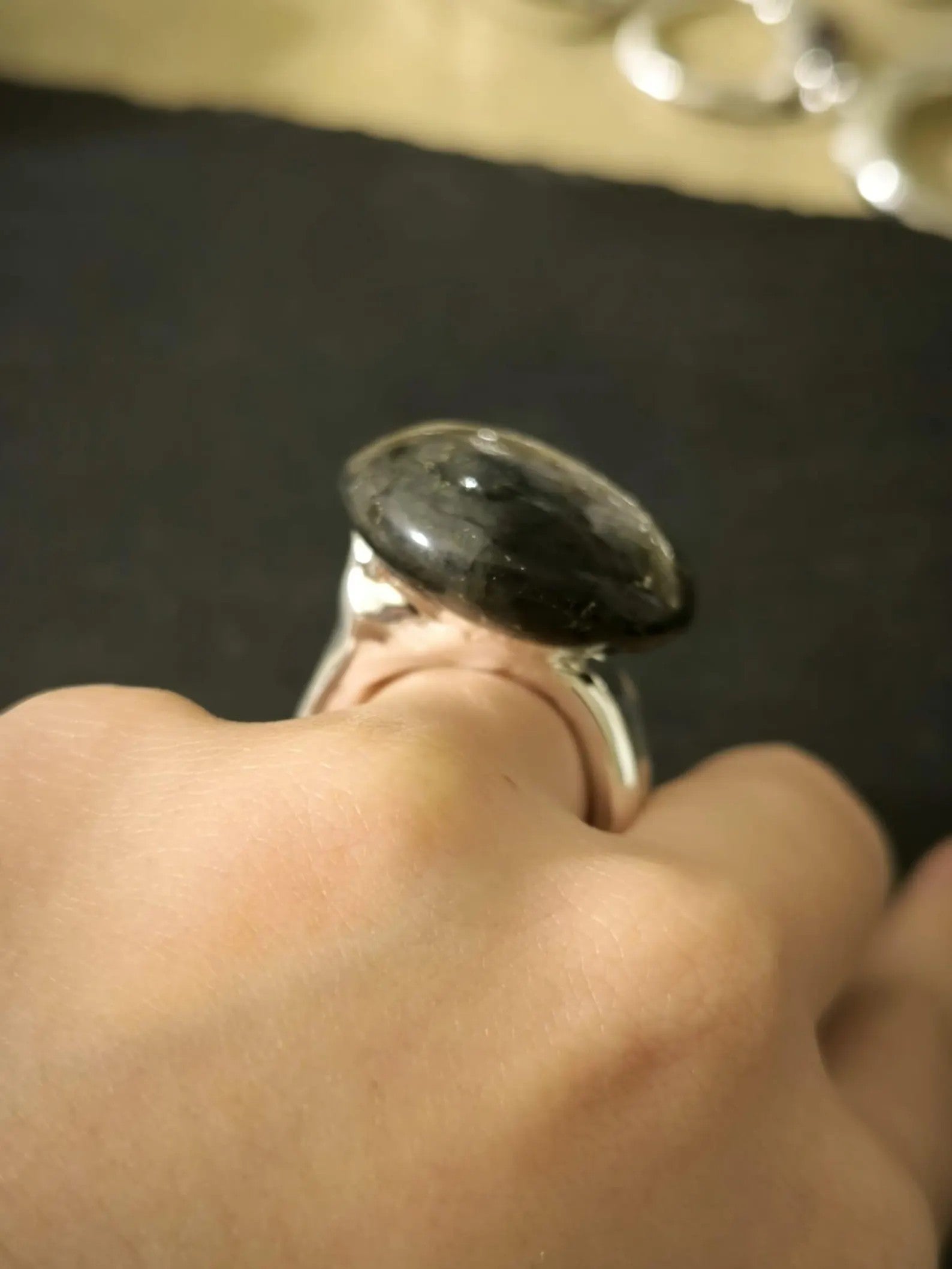Anello scultoreo in argento e resina artistica con labradorite naturale tonda dai riflessi blu fatto a mano