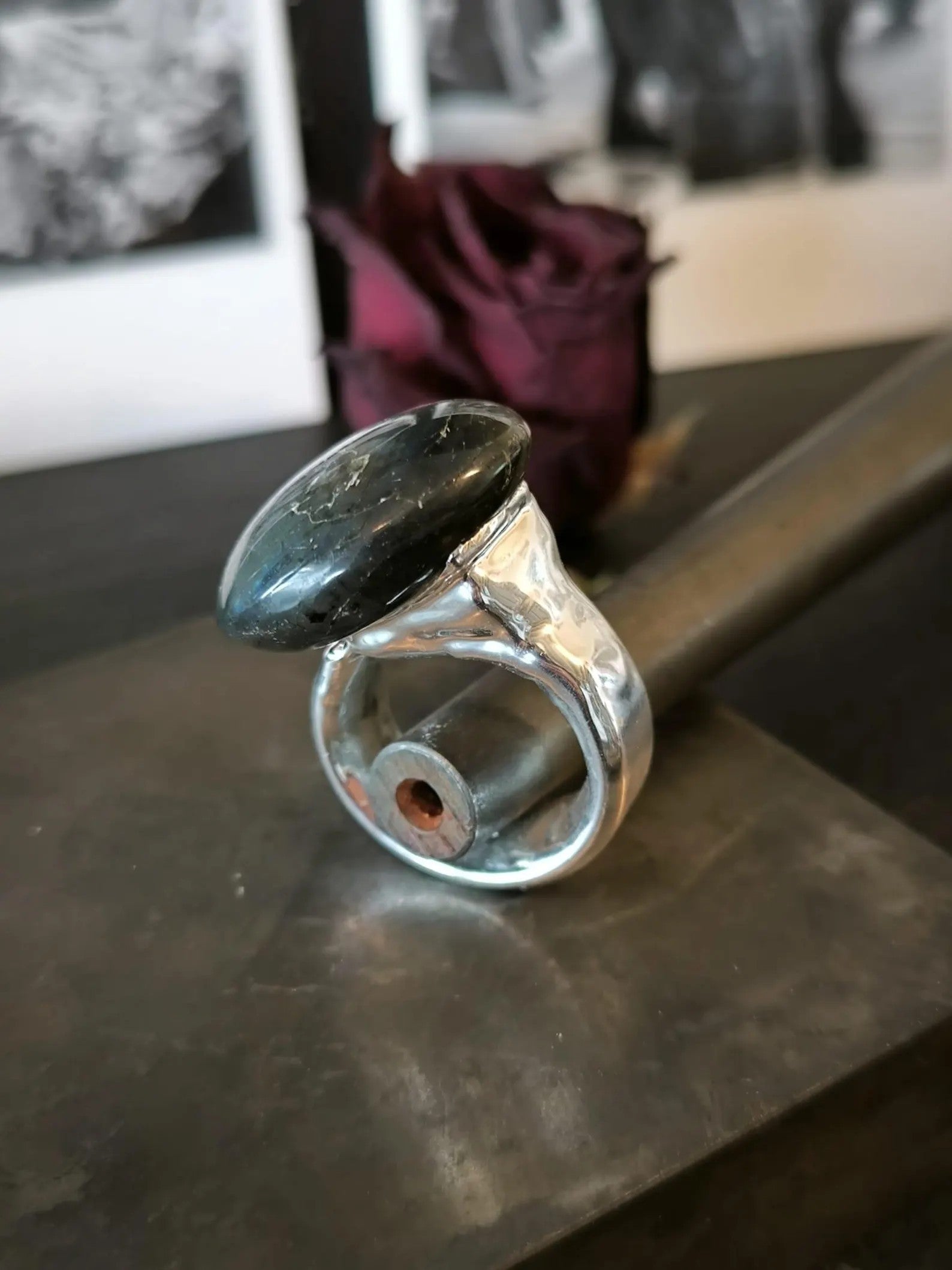 Anello scultoreo in argento e resina artistica con labradorite naturale tonda dai riflessi blu fatto a mano