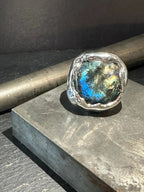 Anello scultoreo in argento e resina artistica con labradorite tonda naturale fatto a mano