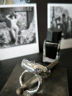 Anello scultoreo in argento e resina artistica con labradorite tonda naturale fatto a mano