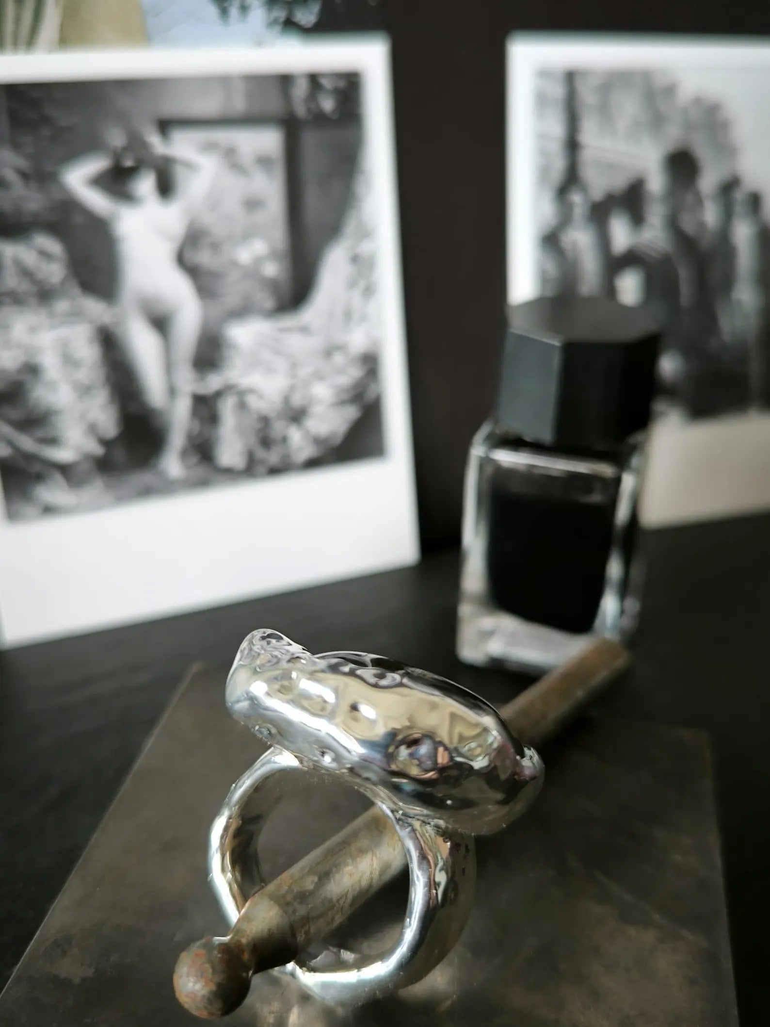 Anello scultoreo in argento e resina artistica con labradorite tonda naturale fatto a mano