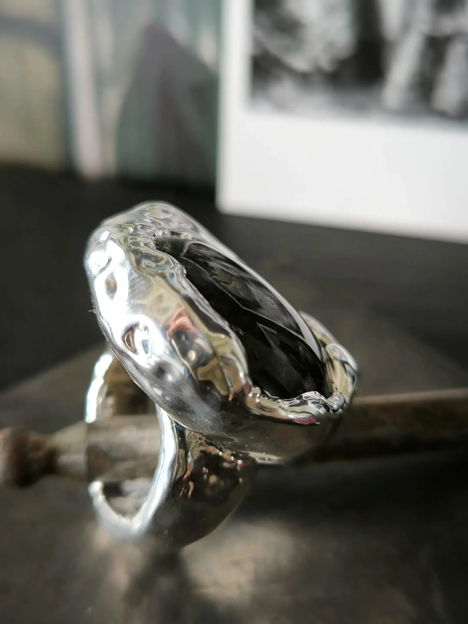 Anello scultoreo in argento e resina artistica con labradorite tonda naturale fatto a mano