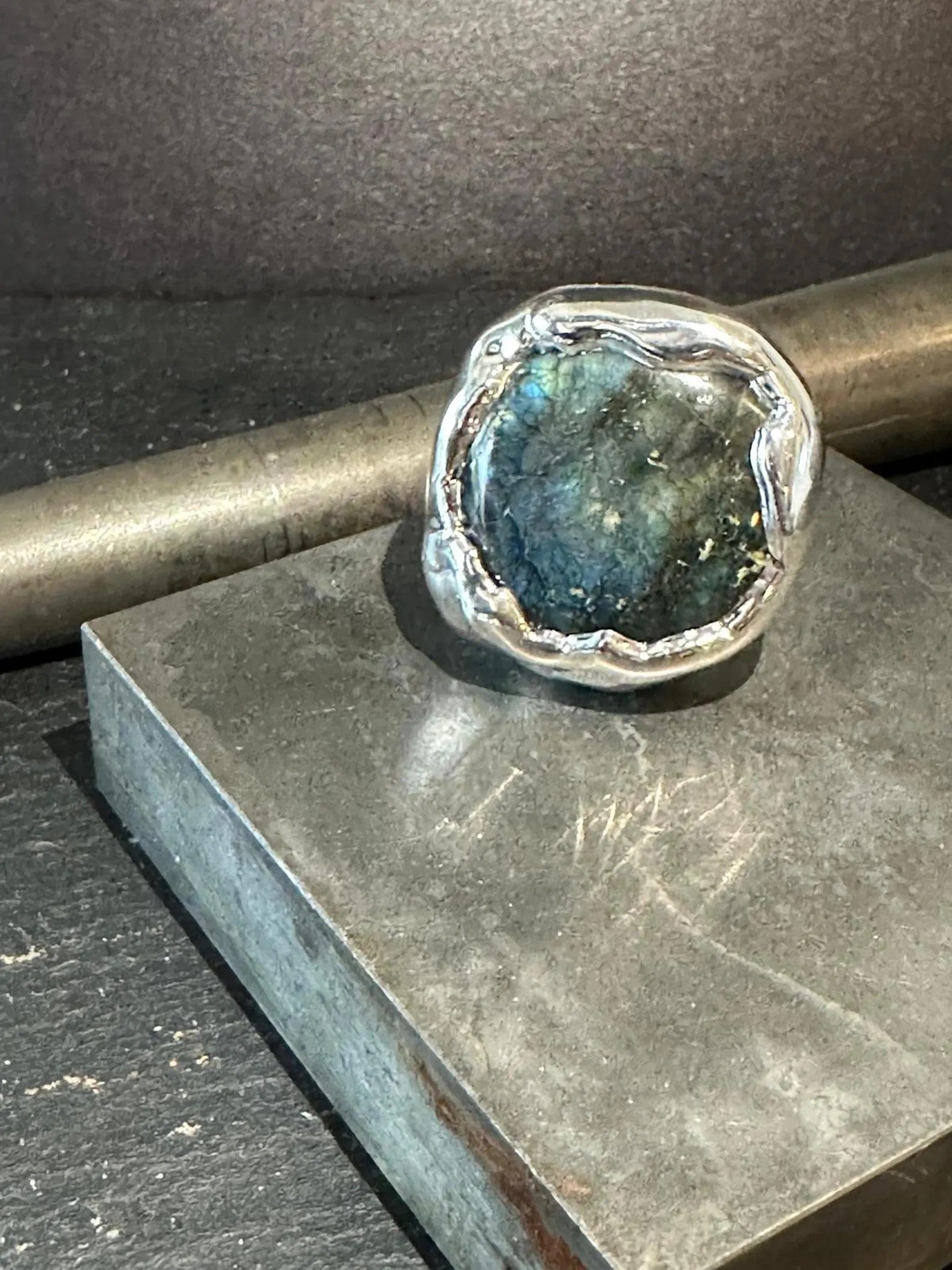 Anello scultoreo in argento e resina artistica con labradorite tonda naturale fatto a mano