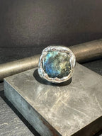 Anello scultoreo in argento e resina artistica con labradorite tonda naturale fatto a mano