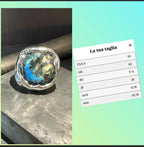 Anello scultoreo in argento e resina artistica con labradorite tonda naturale fatto a mano