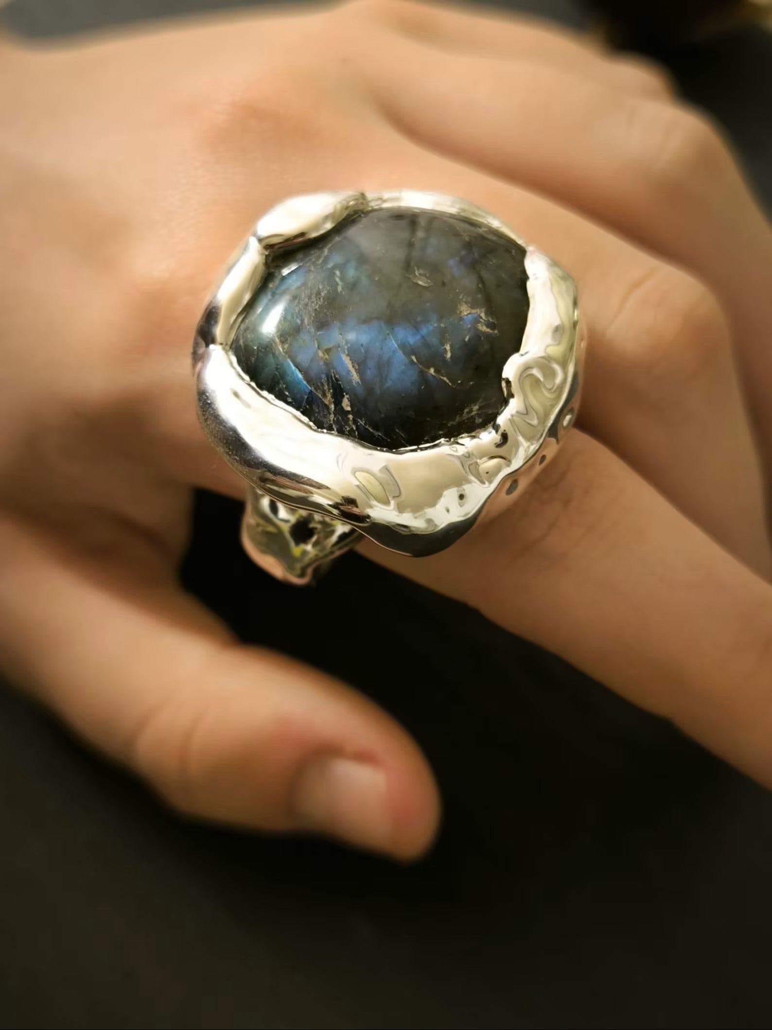 Anello scultoreo in argento e resina artistica con labradorite tonda naturale fatto a mano