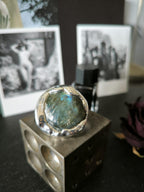 Anello scultoreo in argento e resina artistica con labradorite tonda naturale fatto a mano