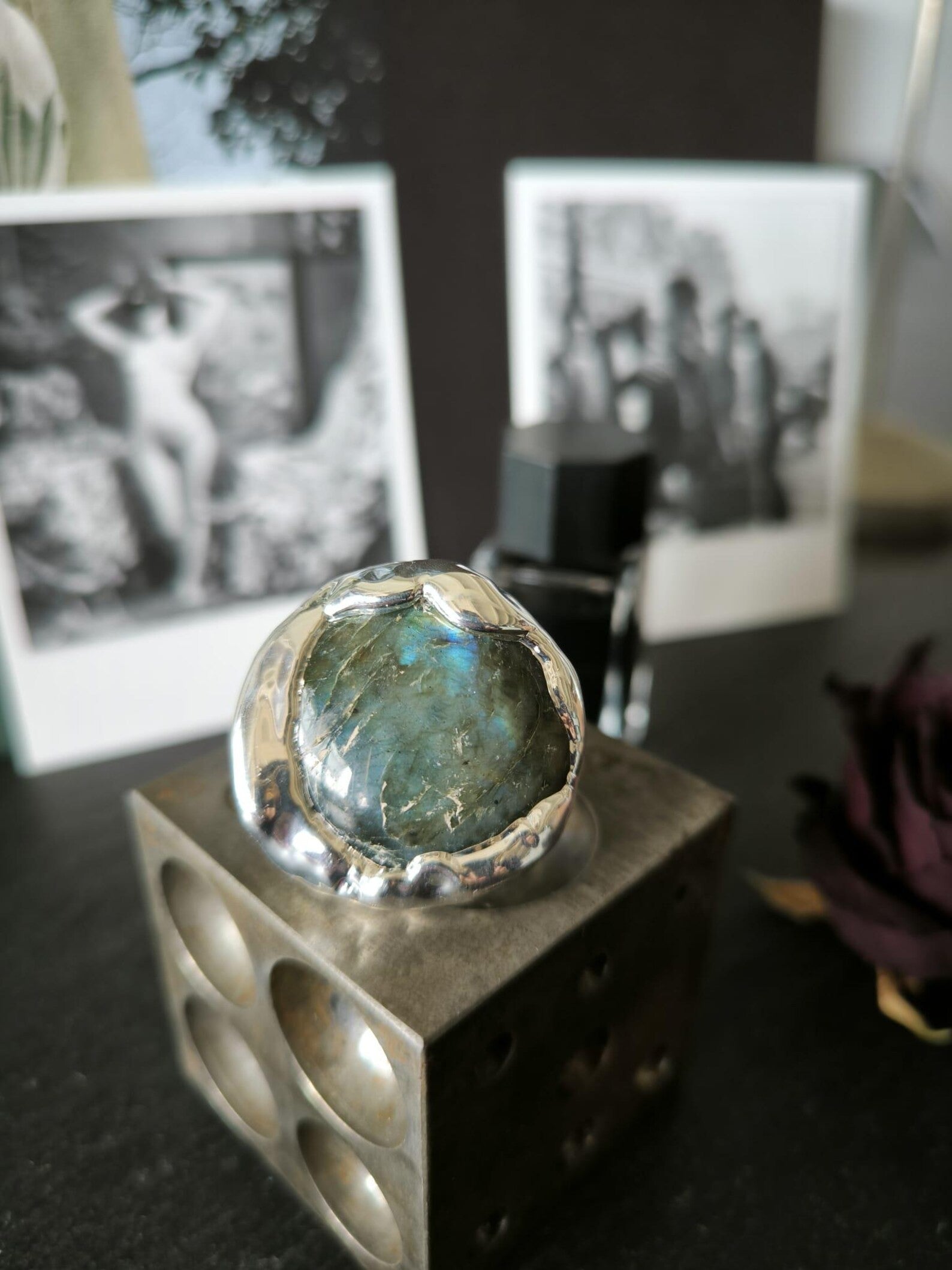 Anello scultoreo in argento e resina artistica con labradorite tonda naturale fatto a mano