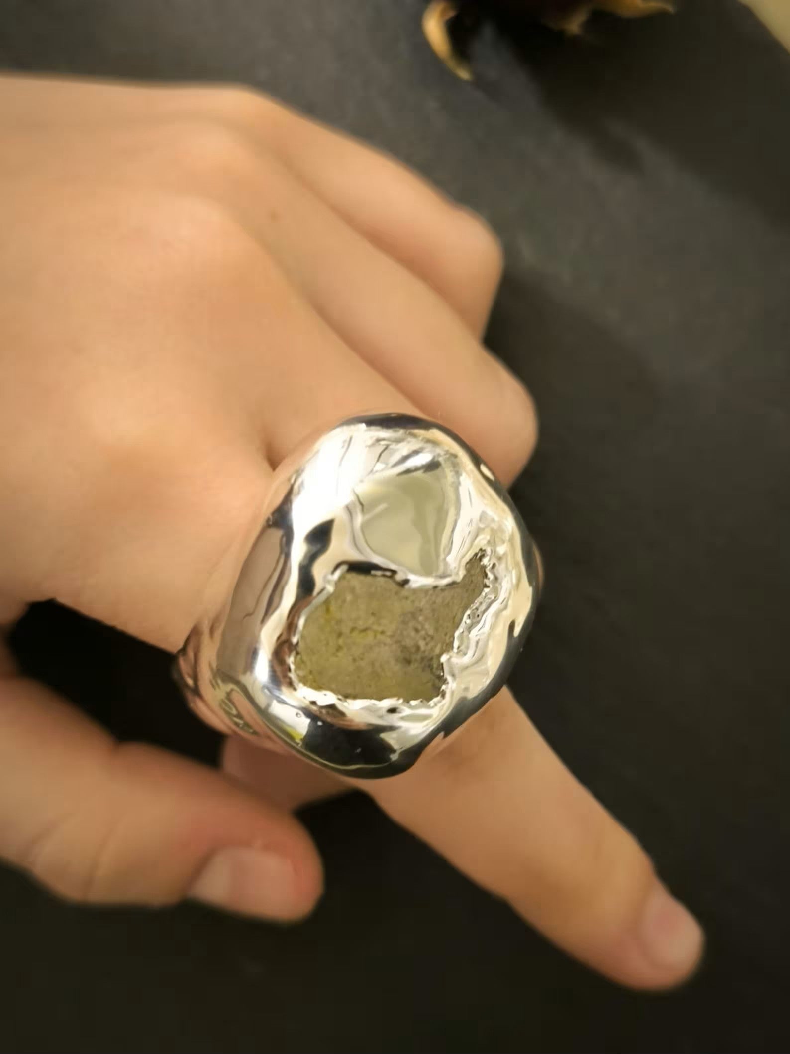 Anello scultoreo in argento e resina artistica con quarzite grezza naturale fatto a mano in Italia