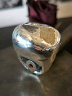 Anello scultoreo in argento e resina artistica con quarzite grezza naturale fatto a mano in Italia