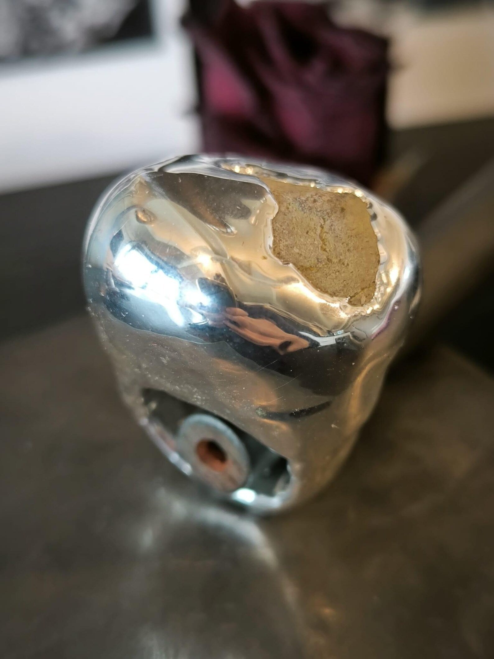 Anello scultoreo in argento e resina artistica con quarzite grezza naturale fatto a mano in Italia