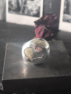 Anello scultoreo in argento e resina artistica con quarzite grezza naturale fatto a mano in Italia