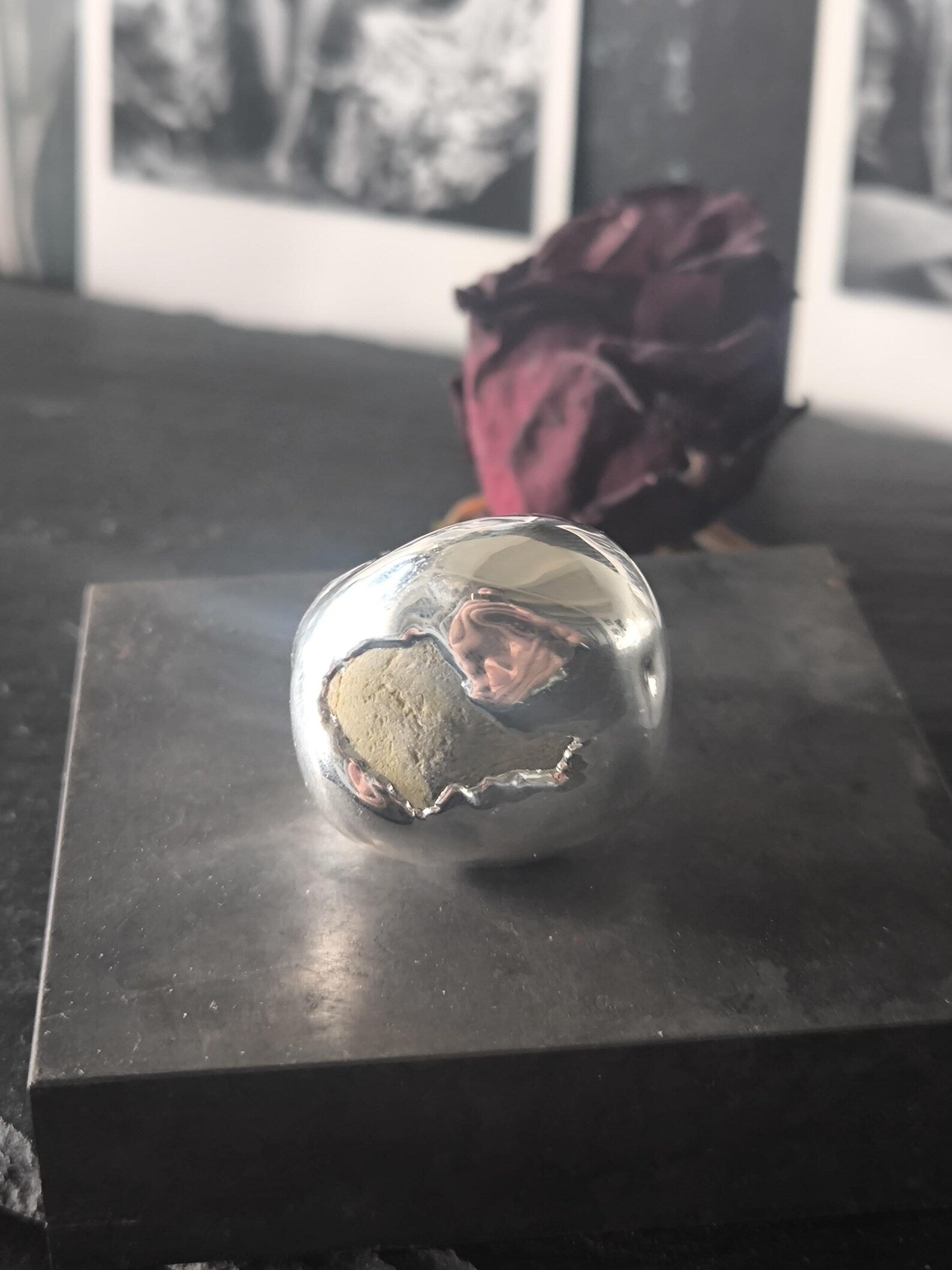 Anello scultoreo in argento e resina artistica con quarzite grezza naturale fatto a mano in Italia