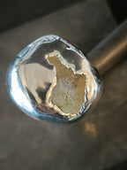 Anello scultoreo in argento e resina artistica con quarzite grezza naturale fatto a mano in Italia
