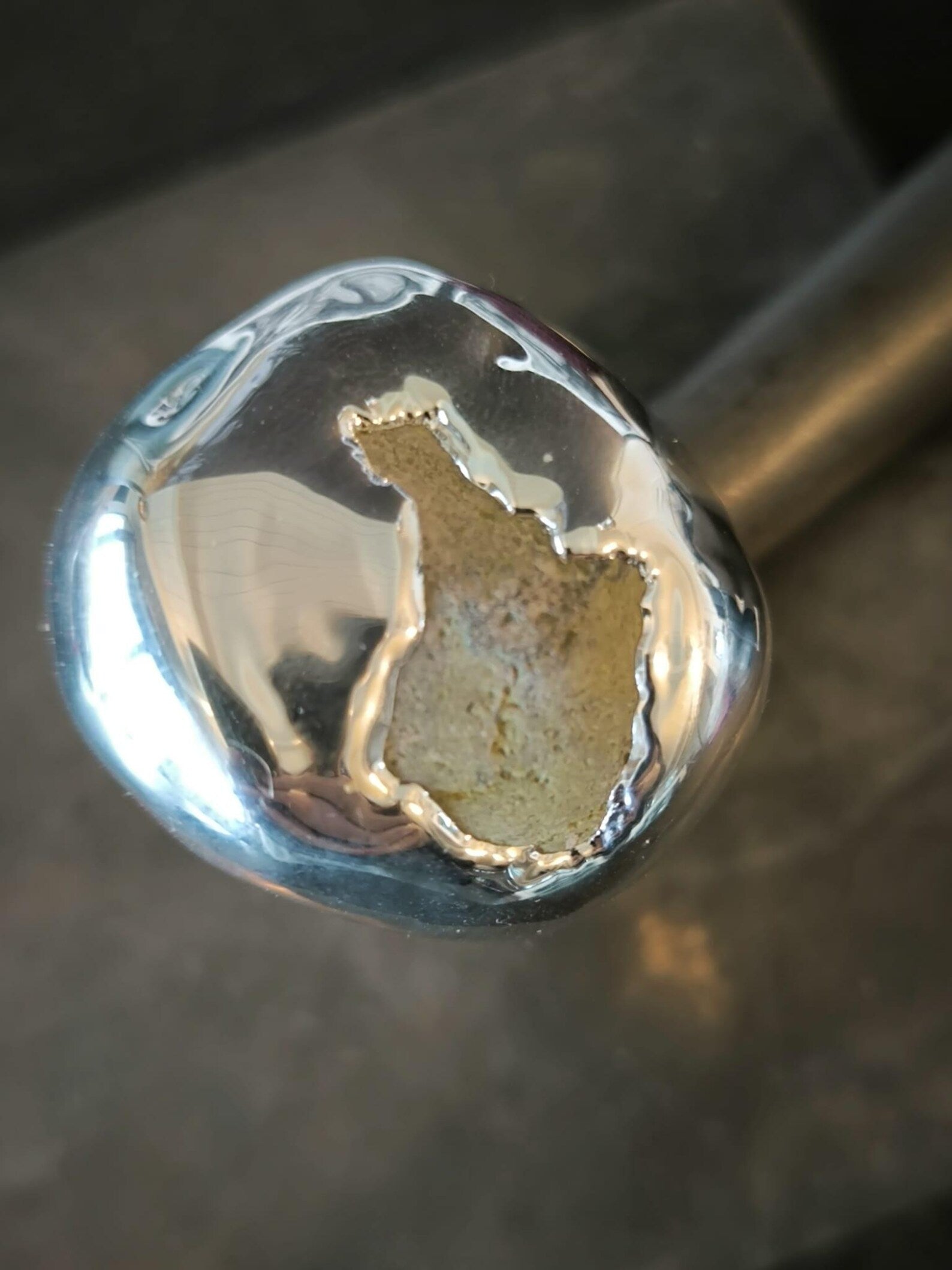 Anello scultoreo in argento e resina artistica con quarzite grezza naturale fatto a mano in Italia